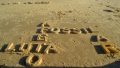 BLOCK LETTER. Texto moldado na areia da praia